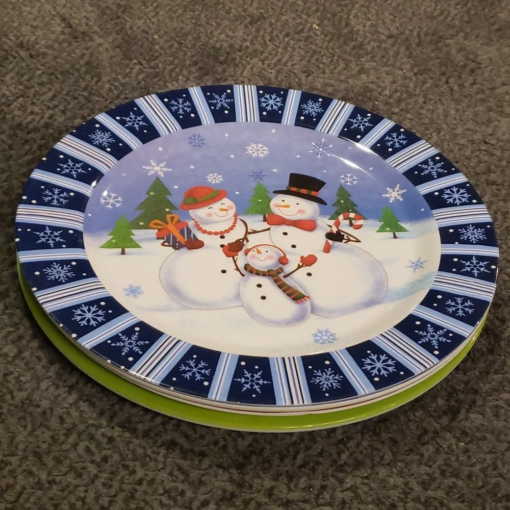 5 Christmas themed Melamine Plates EUC - Picture 3 of 5